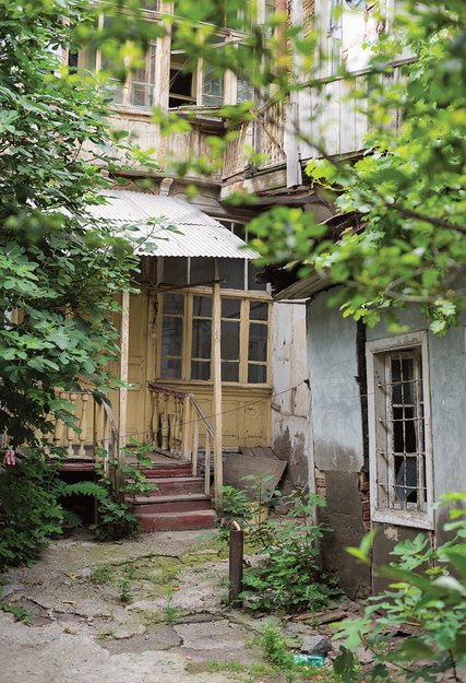 Dilapidated charm in the neighborhood of Avlabari. Credit Nata Abashidze-Romanovskaya